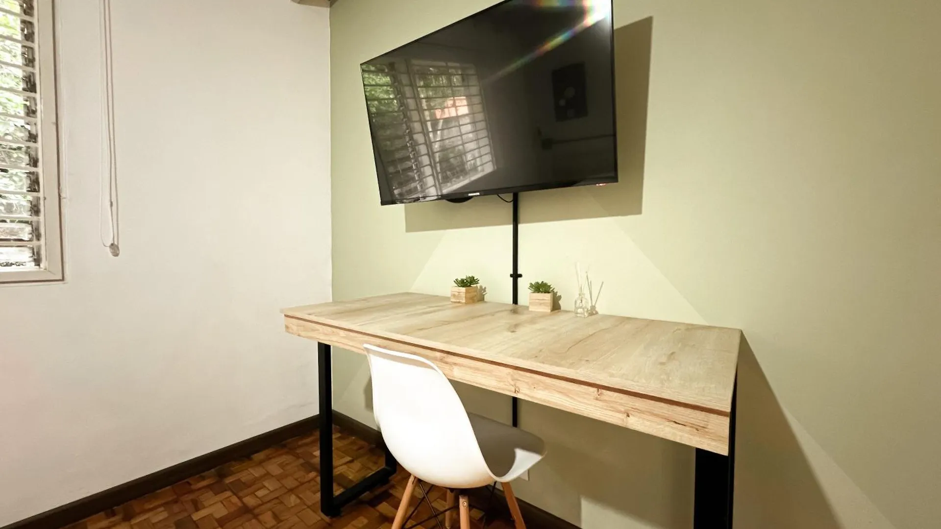 Apartaestudio Amueblado En Poblado Frn106 By Roots Rentals Medellín Apartmán